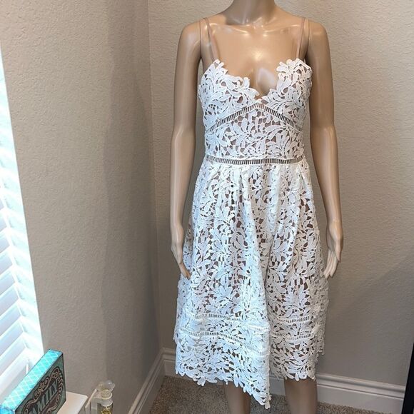 Olivaceous strapless intricate lace dress, beautiful details. - Picture 1 of 7
